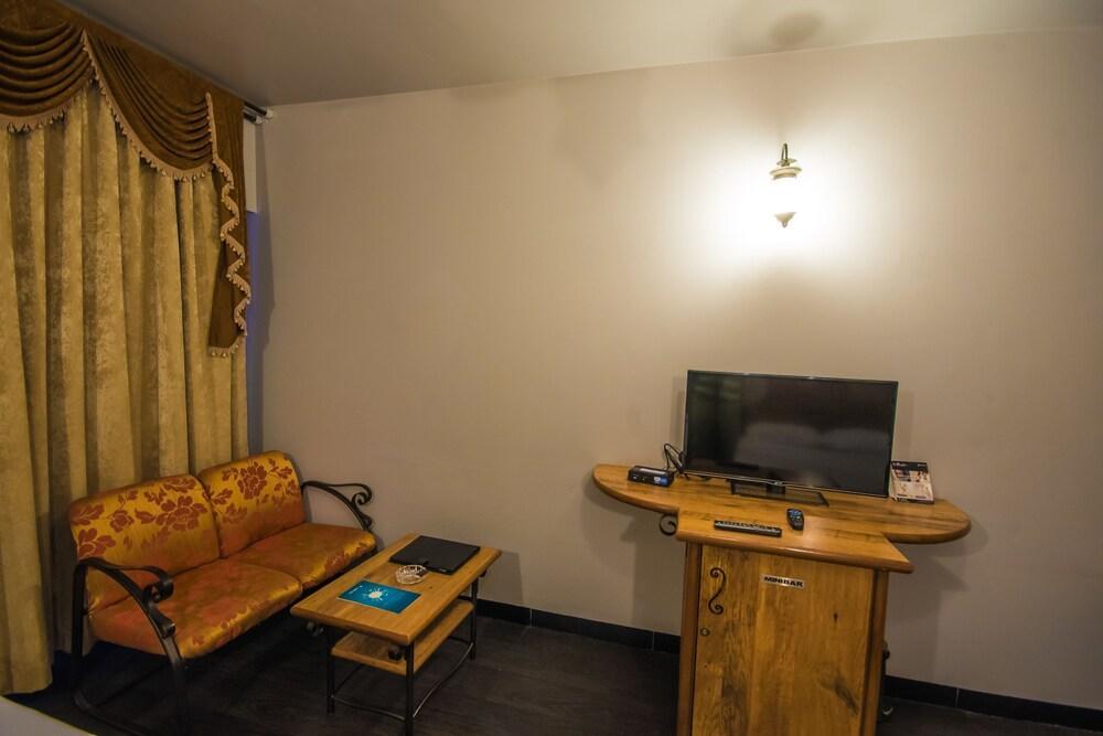 Infiniti Hotel And Spa Indore Exteriör bild