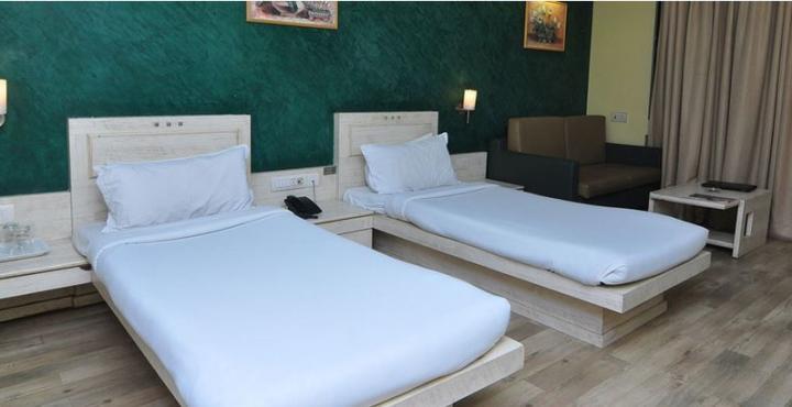 Infiniti Hotel And Spa Indore Exteriör bild