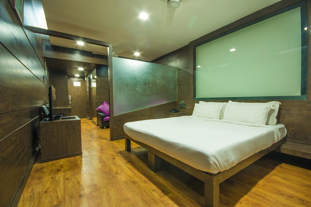 Infiniti Hotel And Spa Indore Exteriör bild