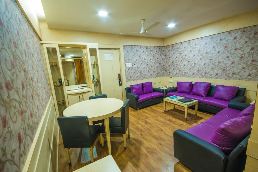 Infiniti Hotel And Spa Indore Exteriör bild