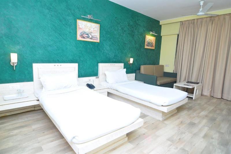 Infiniti Hotel And Spa Indore Exteriör bild