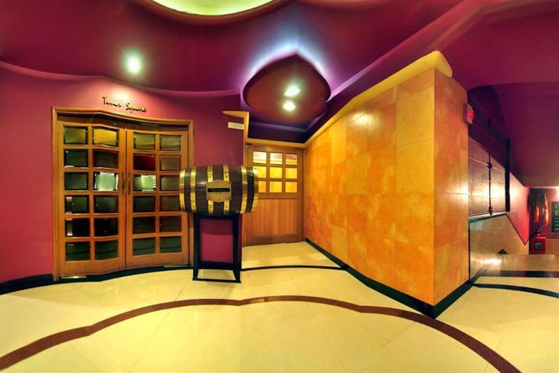 Infiniti Hotel And Spa Indore Exteriör bild