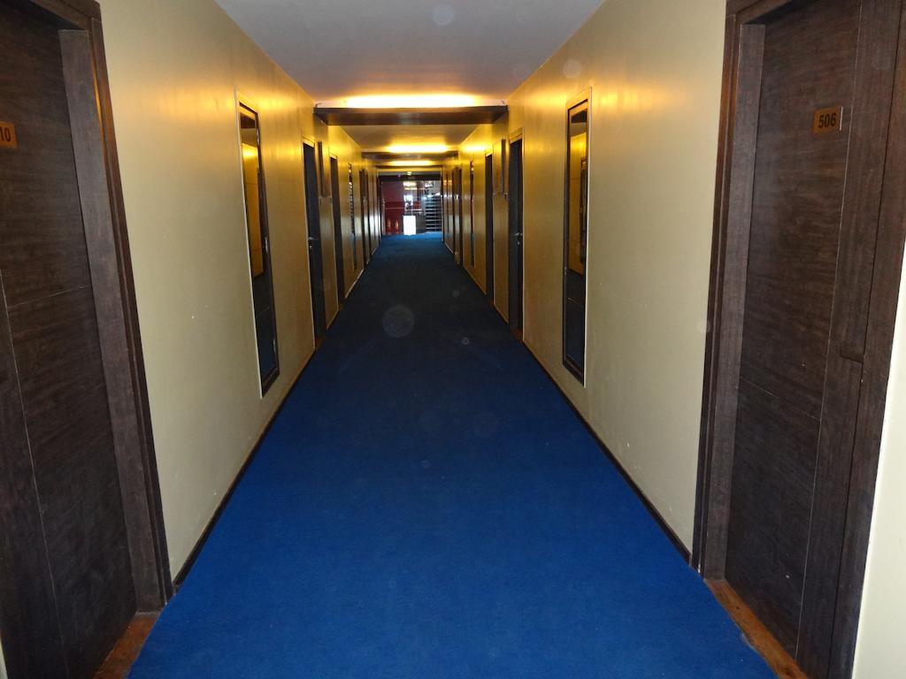Infiniti Hotel And Spa Indore Exteriör bild