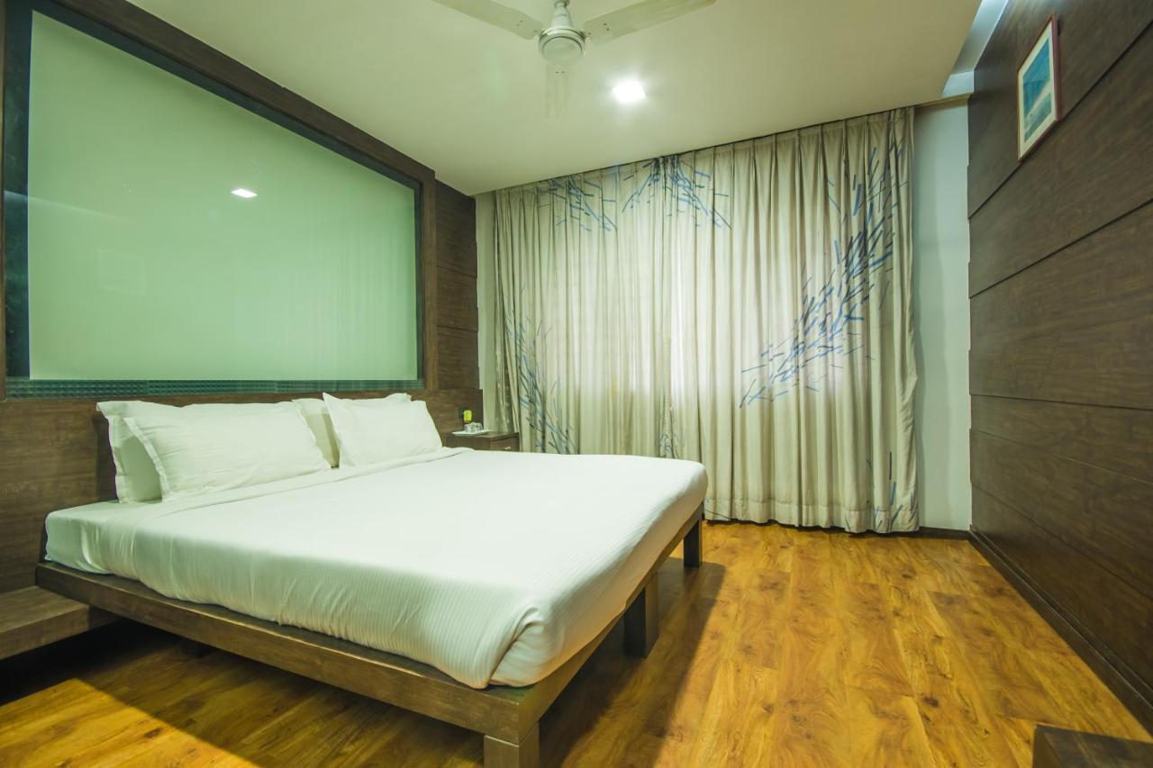 Infiniti Hotel And Spa Indore Exteriör bild